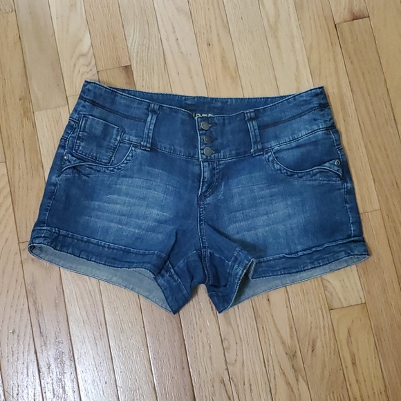 Size 9 Denim Shorts - Picture 1 of 2